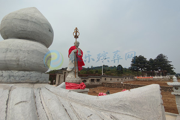 沈阳墓地墓碑碑文的基本格式包括哪些部分？